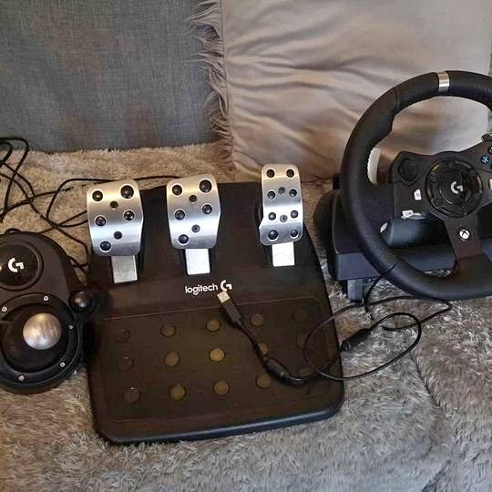 Logitech G920 Driving Force Racing Wheel and Floor Pedals